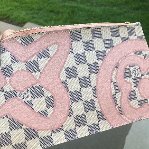 Louis Vuitton Handbags - 🦋HOST PICK🦋Tahitienne Neverfull clutch